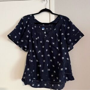 Old Navy baby doll flutter sleeve v neck top. Size M.